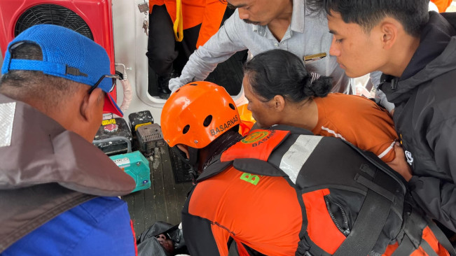 Tim SAR mengevakuasi korban yang hanyut di Danau Toba. [Dok SAR Medan]